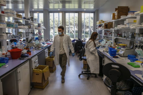 State Department: «Πολύ απίθανη» η θεωρία διαρροής του κορωνοϊού από ένα εργαστήριο