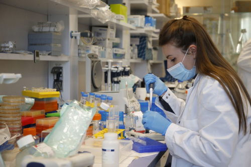 Η. Μόσιαλος: Γιατί είναι περισσότερο επικίνδυνο το στέλεχος Δέλτα