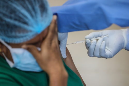 Πολωνία: Μόνο σε άτομα 18 έως 60 ετών το εμβόλιο της AstraZeneca