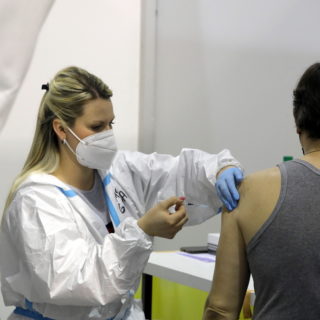 Η ερευνητική κοινότητα εξηγεί: «Γιατί πρέπει όλοι μας να κάνουμε το εμβόλιο»