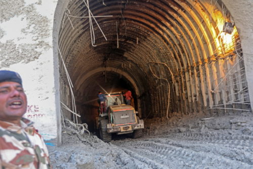 Ινδία: Δεκάδες οι εγκλωβισμένοι μέσα σε σήραγγα έπειτα από την κατάρρευση παγετώνα στα Ιμαλάια