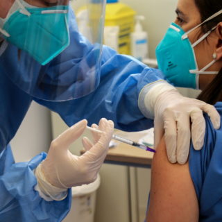 Αντιδρά η ΠΟΕΔΗΝ για τον υποχρεωτικό εμβολιασμό των υγειονομικών