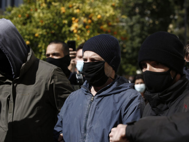 Υπόθεση Λιγνάδη: Βρέθηκαν στο σπίτι του άδειες παραμονής ανήλικων αλλοδαπών