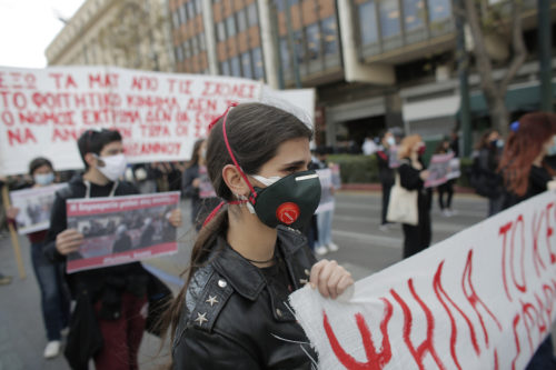 Σε εξέλιξη το εκπαιδευτικό συλλαλητήριο στα Προπύλαια [ΒΙΝΤΕΟ]