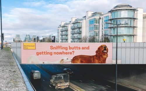 Από παρατημένος μέσα σε σακί, γιγαντοαφίσα στο Λονδίνο