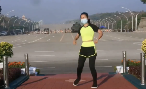 Μιανμάρ: Γυμνάστρια χόρευε ενώ από πίσω της εξελισσόταν το πραξικόπημα [ΒΙΝΤΕΟ]