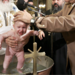 Ρουμανία: Βρέφος έχασε τη ζωή του μετά τη βάφτιση. Βρέθηκε νερό στους πνεύμονες του