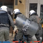 Θεσσαλονίκη: Άνδρες των ΜΑΤ ρίχνουν αγκωνιά στο πρόσωπο και κλωτσούν άνδρα που είχε πέσει κάτω [ΒΙΝΤΕΟ]