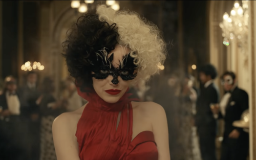 Δείτε την Έμμα Στόουν να μεταμορφώνεται σε Κρουέλα Ντε Βιλ [ΒΙΝΤΕΟ]