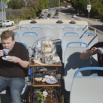 Πρίγκιπας Χάρι και Τζέιμι Κόρντεν γυρίζουν το Λος Άντζελες με τουριστικό λεωφορείο [ΒΙΝΤΕΟ]