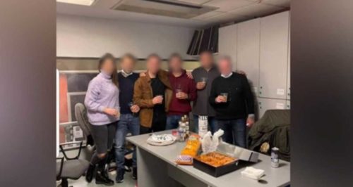 Αστυνομικοί έκαναν «πάρτι» μέσα στη ΓΑΔΑ, χωρίς να τηρούν μέτρα προστασίας