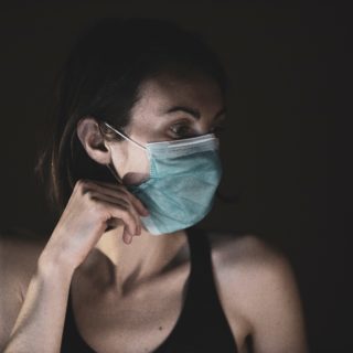 Μετατραυματικό στρες ακολουθεί, συχνά, για μήνες μετά τη σοβαρή Covid-19, ιδίως σε γυναίκες