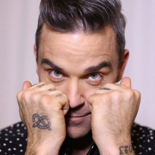 Robbie Williams: Όσα θέλουμε να δούμε στην ταινία που ετοιμάζεται για τη ζωή του