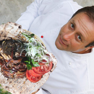 Να βρείτε κάποιον να σας φέρεται όπως ο σεφ Γιάννης Μπαξεβάνης στο χαρούπι