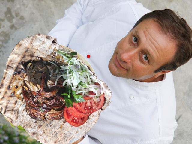 Να βρείτε κάποιον να σας φέρεται όπως ο σεφ Γιάννης Μπαξεβάνης στο χαρούπι