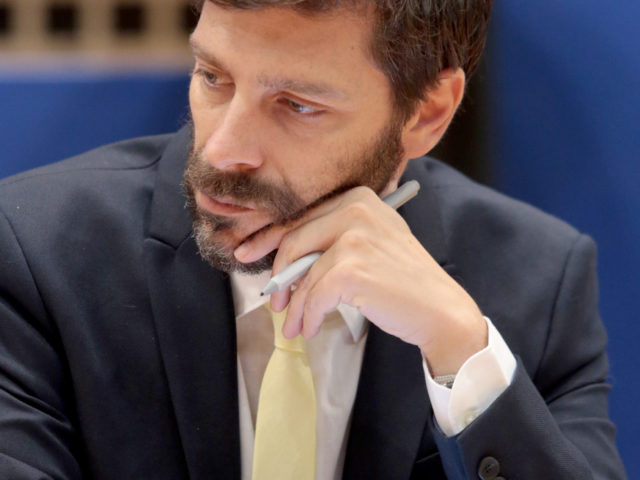 «Πόρτα» από τον Σύλλογο Σπουδαστών της Ανώτερης Σχολής Δραματικής Τέχνης του Εθνικού στον Υφυπουργό Πολιτισμού