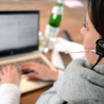 Προσοχή στα μάτια από την πολύωρη χρήση υπολογιστών εξαιτίας του lockdown