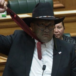 Νέα Ζηλανδία: Μαορί βουλευτής αρνείται να φορέσει γραβάτα στο κοινοβούλιο