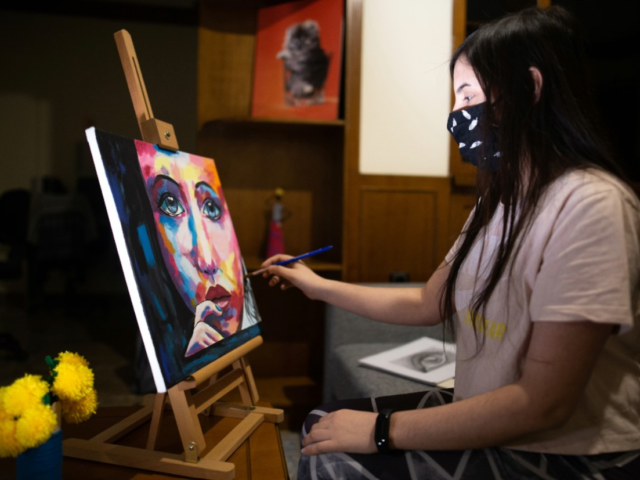 Δύο προσφύγισσες ονειρεύονται το μέλλον τους μέσα από την τέχνη