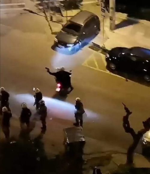 Νέα Σμύρνη-Η ΕΛ.ΑΣ ισχυρίζεται ότι: «Ο αστυνομικός κρατάει γάντια και όχι όπλο» [BINTEO]