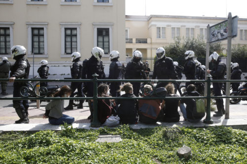 Καταγγελία: Αστυνομικοί χτύπησαν και παρενόχλησαν σεξουαλικά 18χρονη κοπέλα [ΒΙΝΤΕΟ]