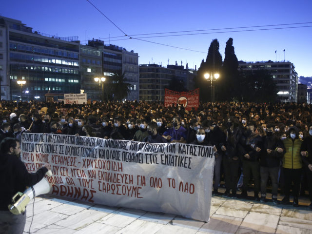 Χιλιάδες άνθρωποι στο δρόμο διαμαρτυρόμενοι για τις πολιτικές της κυβέρνησης [ΒΙΝΤΕΟ]