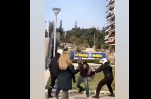 Νέα Σμύρνη: Έφοδος αστυνομικών και προσαγωγές στην πλατεία [ΒΙΝΤΕΟ]