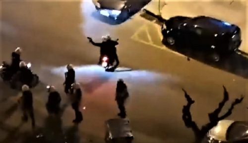 Νέα Σμύρνη: Επεισόδια, τραυματισμοί, χαστούκια και απειλές από αστυνομικούς [ΒΙΝΤΕΟ]