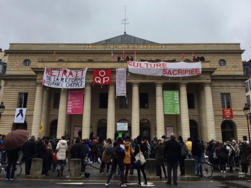 Γαλλία: Ο κόσμος καταλαμβάνει θέατρα και απαιτεί το άνοιγμά τους