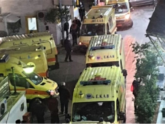 Κορωνοϊός: Δύσκολη εφημερία στον Ευαγγελισμό – Τα ασθενοφόρα σχηματίζουν ουρές