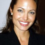 Η Αντζελίνα Τζολί υποστηρίζει τις γυναίκες μελισσοκόμους