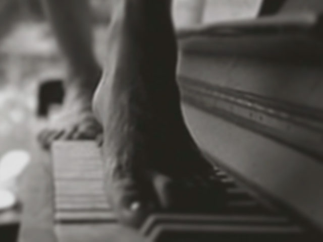 «Ανήσυχα άκρα»: Ο Νίκος Παναγιωτόπουλος εξερευνά σκοτεινές πτυχές του ερωτικού πάθους