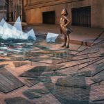 Το «Ατρόμητο κορίτσι» γίνεται σύμβολο ανάμεσα σε σπασμένα γυαλιά