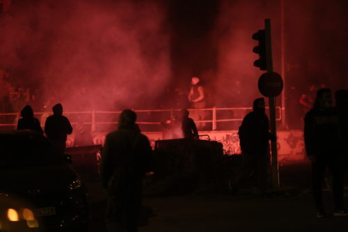 Νέα Σμύρνη: Για απόπειρα ανθρωποκτονίας κατηγορείται ένας από τους 16 συλληφθέντες στα επεισόδια της Ν. Σμύρνης