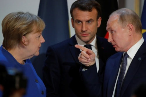 Πιθανή συνεργασία για τα εμβόλια συζήτησαν Μακρόν, Μέρκελ και Πούτιν