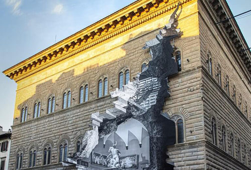 Η «Πληγή» είναι μια εντυπωσιακή εγκατάσταση του JR στο Palazzo Strozzi της Φλωρεντίας