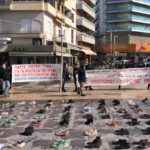 Άδεια ζευγάρια παπούτσια στην πλατεία Ελευθερίας του Ηρακλείου Κρήτης ως ένδειξη διαμαρτυρίας των εμπόρων και βιοτεχνών