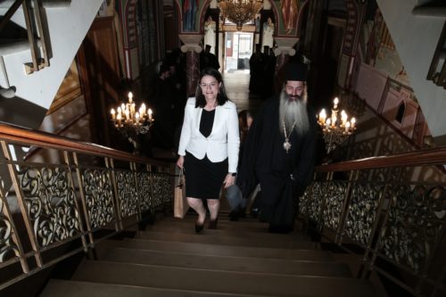 Δεκάδες χιλιάδες πολίτες ζητούν την παραίτηση της Νίκης Κεραμέως