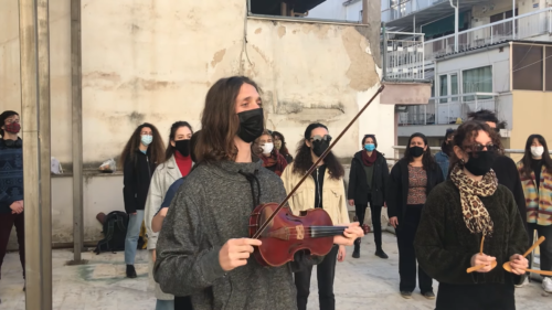 Φοιτητική διασκευή για τη βία την αστυνομική: «Πάλι εγώ θα μπαίνω στην σχολή, δεν φοβάμαι την καταστολή»