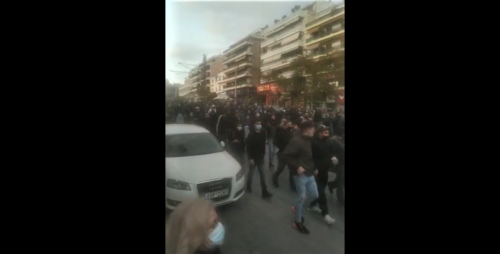 Νέα Σμύρνη: Πορεία στους δρόμους μετά την επίθεση αστυνομικών σε πολίτες [ΒΙΝΤΕΟ]