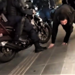 Νέα Σμύρνη: Αστυνομικός της ομάδας ΔΡΑΣΗ χτυπά νεαρό με μηχανή [ΒΙΝΤΕΟ]