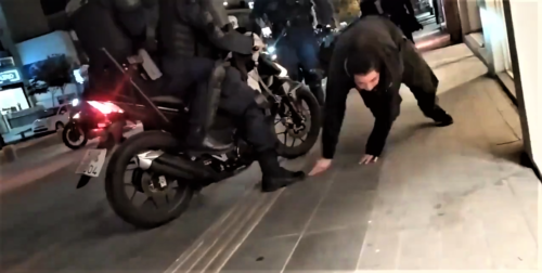 Νέα Σμύρνη: Αστυνομικός της ομάδας ΔΡΑΣΗ χτυπά νεαρό με μηχανή [ΒΙΝΤΕΟ]