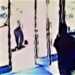 Άνδρας παρουσιάζεται να χτυπάει βίαια μια γυναίκα ασιατικής καταγωγής στο κέντρο του Μανχάταν [ΒΙΝΤΕΟ]