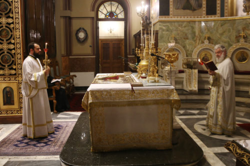 Στις 9 το βράδυ η Ανάσταση στο προαύλιο των ναών