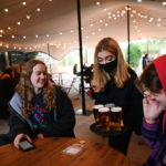 Στο Ηνωμένο Βασίλειο ο κόσμος πίνει ξανά από σήμερα τη μπύρα του στους κήπους των παμπ