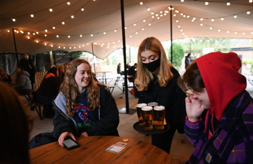 Στο Ηνωμένο Βασίλειο ο κόσμος πίνει ξανά από σήμερα τη μπύρα του στους κήπους των παμπ