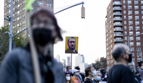 Δολοφονία Φλόιντ: Ποινή φυλάκισης 2,5 ετών στον αστυνομικό που κοιτούσε την ώρα του εγκλήματος