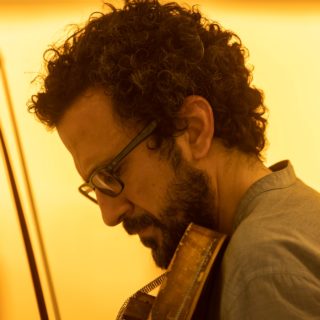 Οι Duo Moment φτιάχνουν πρωτότυπα μουσικά όργανα για να διηγηθούν ιστορίες Πολέμου και Μετανάστευσης