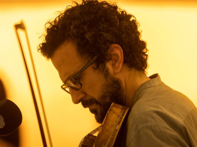 Οι Duo Moment φτιάχνουν πρωτότυπα μουσικά όργανα για να διηγηθούν ιστορίες Πολέμου και Μετανάστευσης