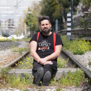 Δεν τον λένε Σπύρο Γραμμένο. Τον λένε Ζακ, Παύλο, Αλέξη, Σαχζάτ, Βασίλη…